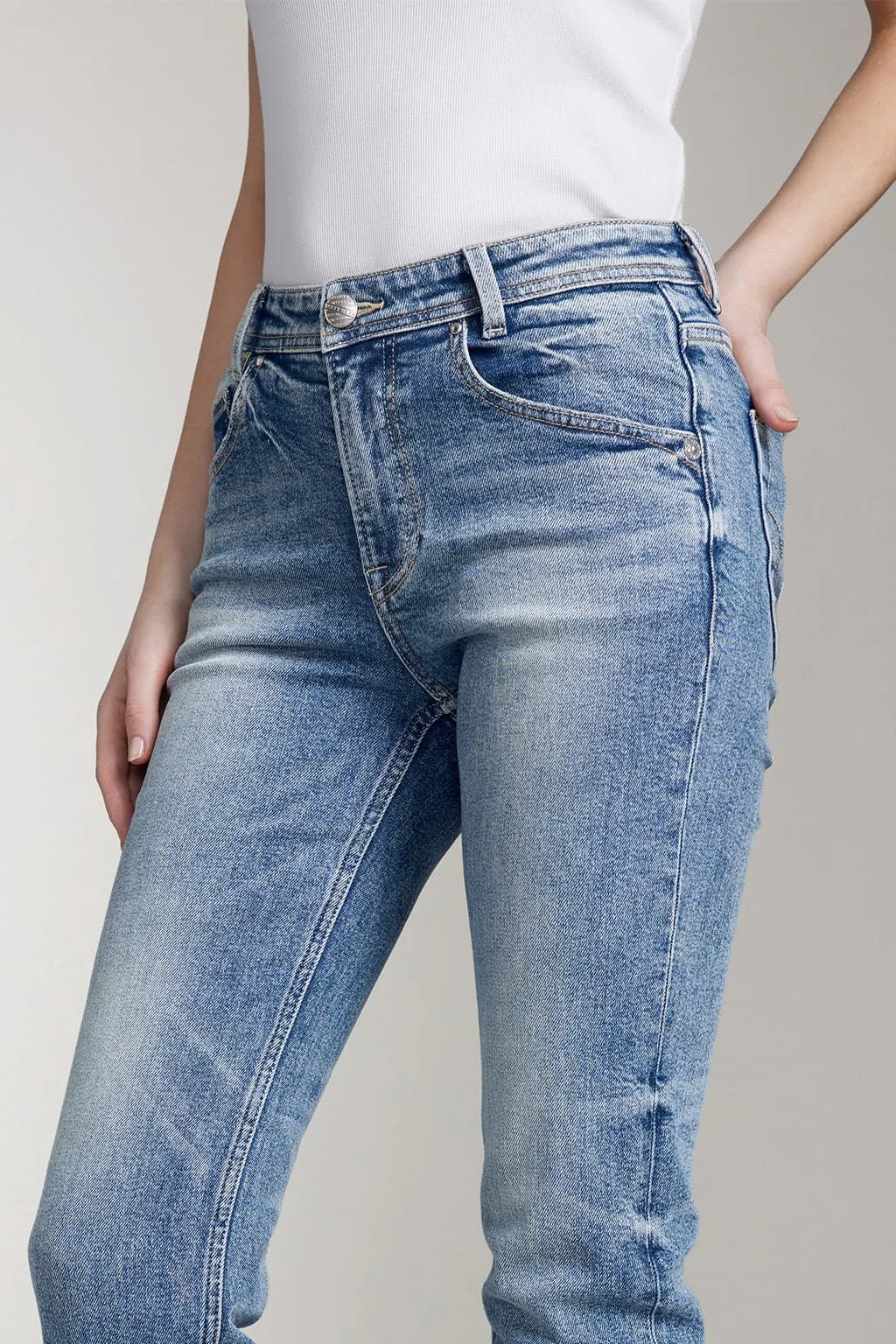 Mid-Rise Straight Fit Cropped Jeans